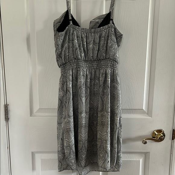 Dynamite Elegant Black and White Paisley Dress - Picture 4 of 5